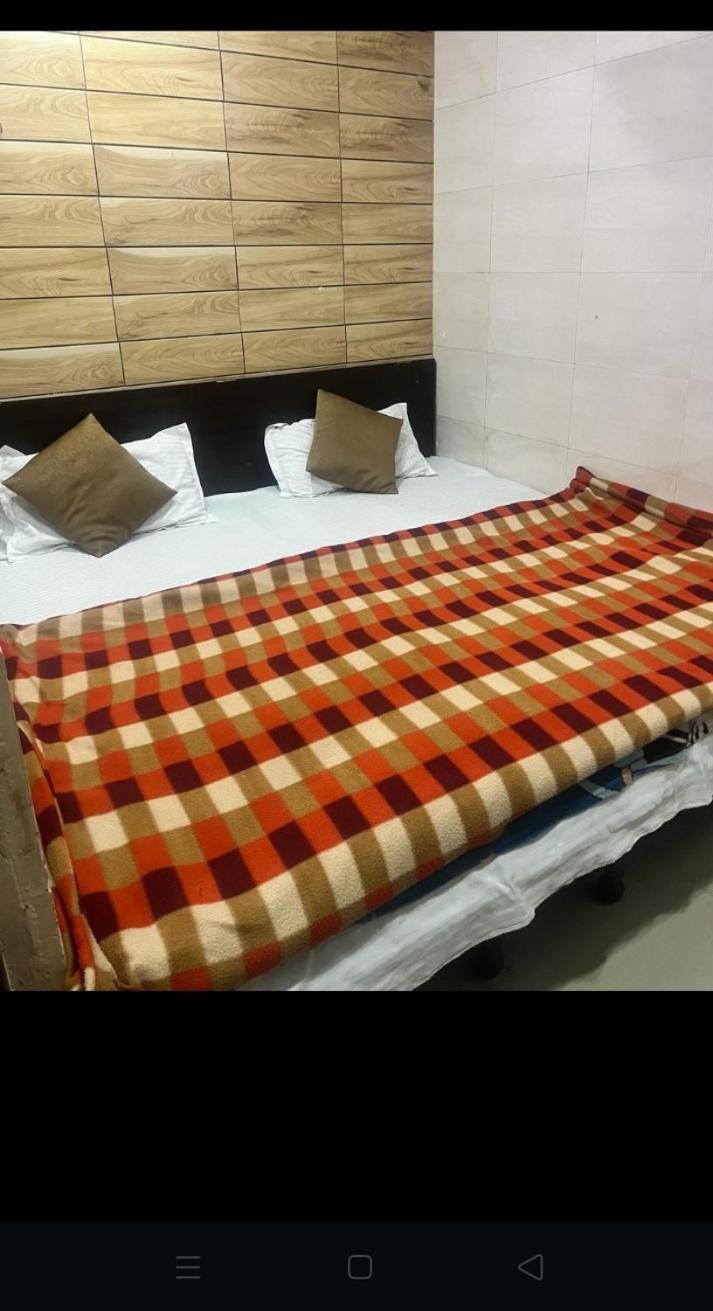 Arora Guest House อัมริตสา ภายนอก รูปภาพ